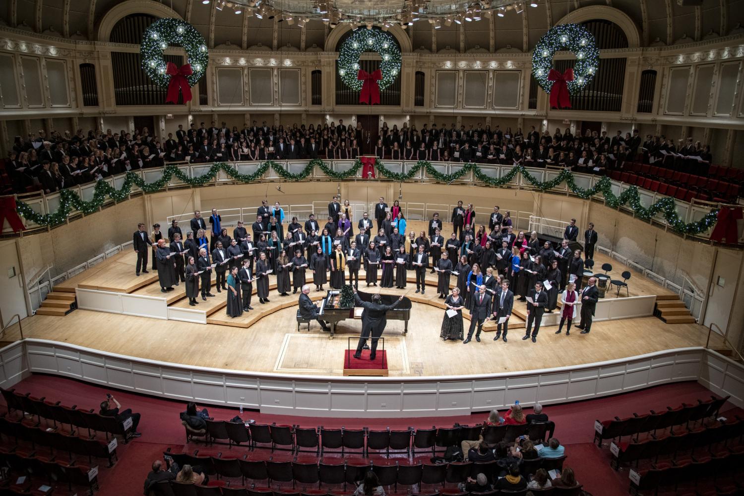 The <a href='http://ydk2.healthydairyland.com'>全球十大赌钱排行app</a> Choir performs in the Chicago Symphony Hall.